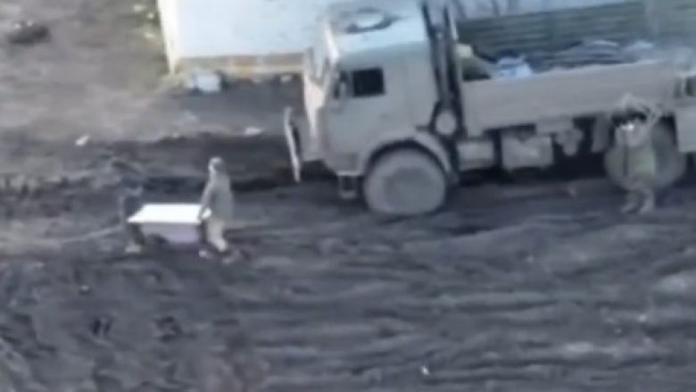 Pas rrobalarëseve, ushtarët rusë janë filmuar duke vjedhur vaska në Ukrainë