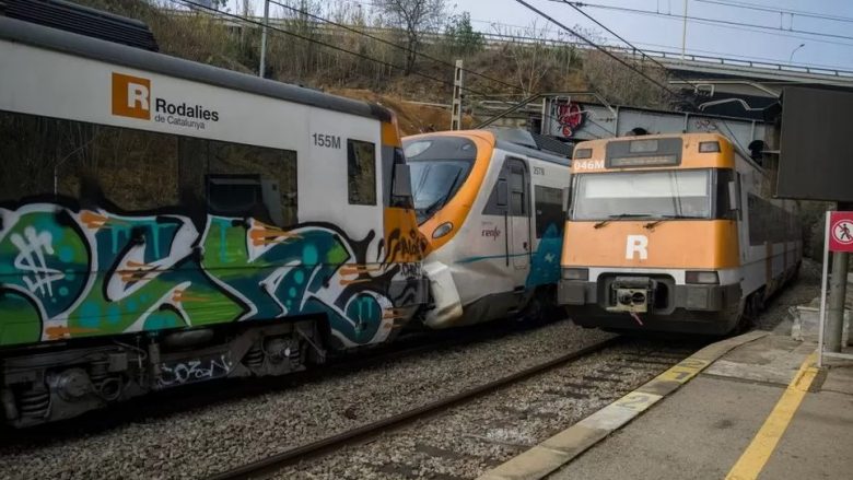 Përplasen dy trena në Spanjë, lëndohen të paktën 155 persona