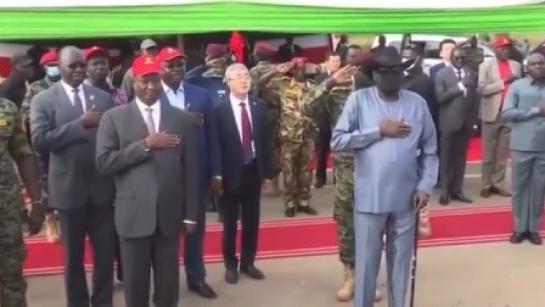 Kishte shkuar për të marrë pjesë në përurimin e një rruge të re, presidenti i Sudanit Jugor urinon në pantallona