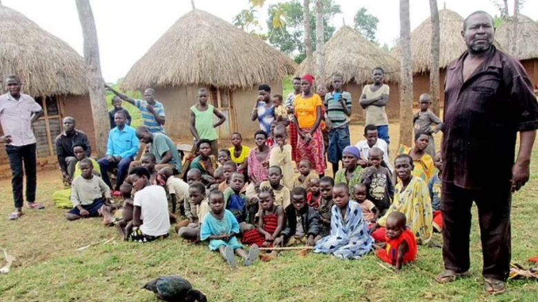 Fermeri nga Uganda me 102 fëmijë, 12 gra dhe 568 nipër thotë se nuk do ta rrisë më numrin e anëtarëve për shkak të kostos së jetesës