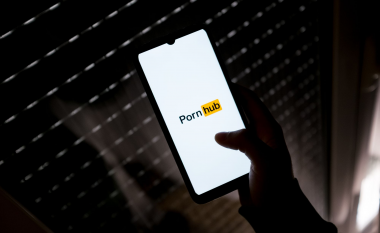 YouTube bllokon kanalin e Pornhub për shkelje të “shumta” të rregullave