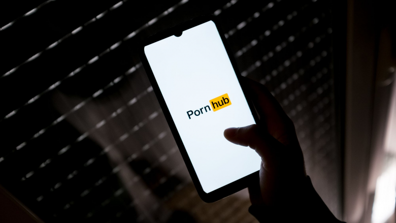 YouTube bllokon kanalin e Pornhub për shkelje të “shumta” të rregullave