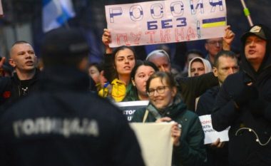 Rusët protestojnë në Beograd kundër luftës në Ukrainë: Putini në Hagë, Rusia është vend terorrist