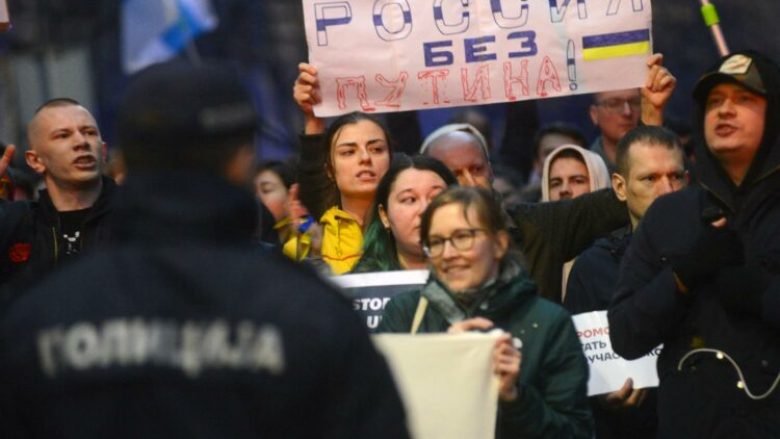 Rusët protestojnë në Beograd kundër luftës në Ukrainë: Putini në Hagë, Rusia është vend terorrist