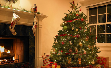 Vendi ku nuk duhet të vendosni kurrë pemën tuaj të Krishtlindjes për të shmangur pastrimin e gjilpërave të bredhit