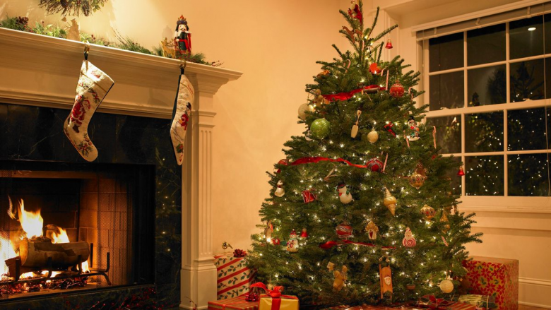 Vendi ku nuk duhet të vendosni kurrë pemën tuaj të Krishtlindjes për të shmangur pastrimin e gjilpërave të bredhit