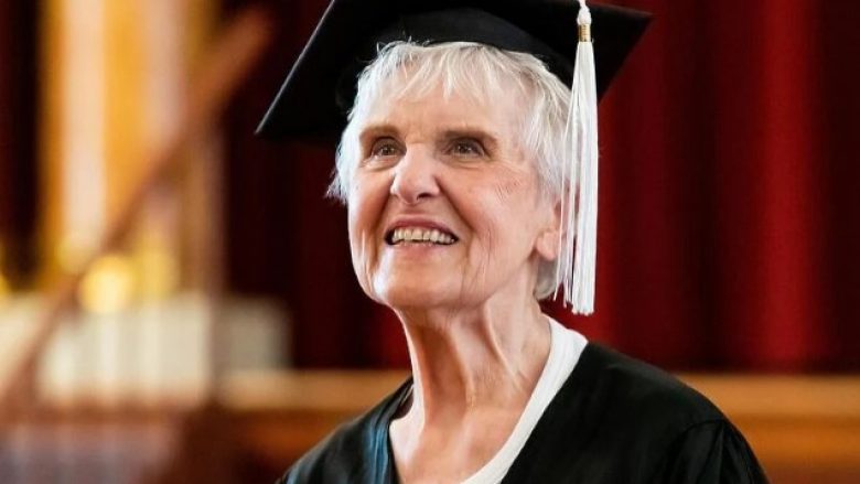 Kurrë nuk është vonë, gjyshja nga SHBA-të diplomon 71 vite pasi u regjistrua për herë të parë në fakultet