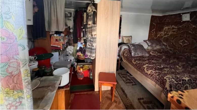 Pasojat e luftës në Ukrainë, rrëfimi i 64-vjeçares e cila ndan dhomën dhe shtratin me të birin dhe të dashurën e tij