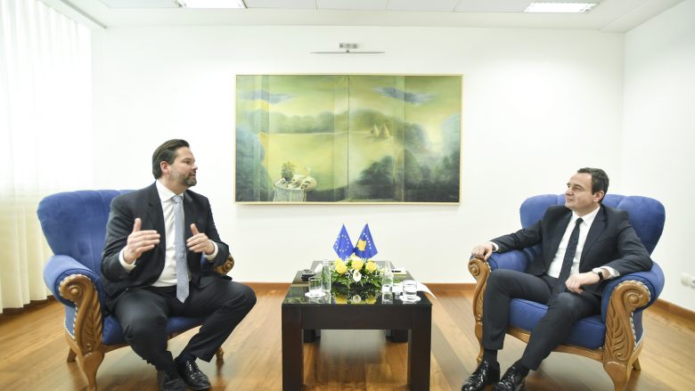 Kurti takohet me eurodeputetin Mandl, bisedojnë për zgjedhjet në veri