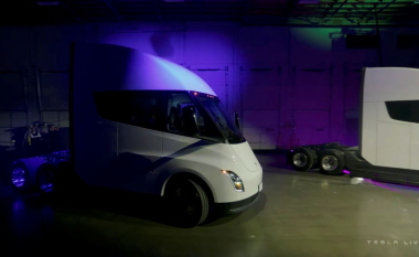 Tesla bën dërgesën e parë të kamionëve elektrikë Semi – kamioni i cili premton rreze të vozitjes deri në 800 kilometra