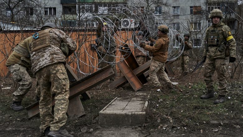 Këshilltari i Zelenskyt: Armiku po humb shumë më shumë trupa se ne në Bakhmut