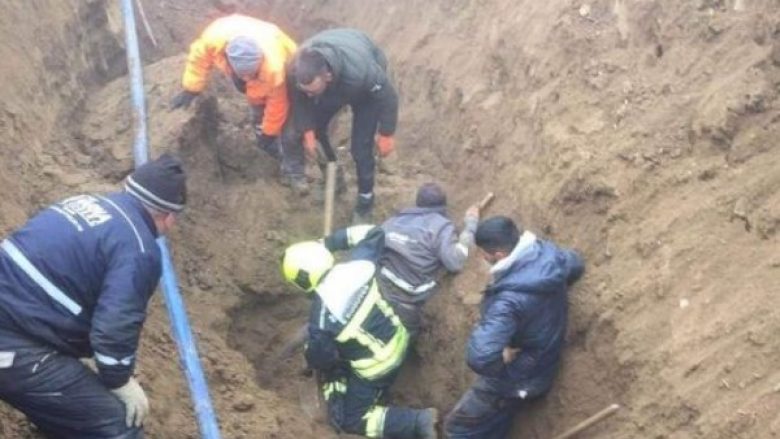Në Kamenicë, zjarrfikësit ia shpëtojnë jetën një punëtori pasi e zuri dheu në kanal