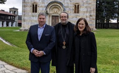 Escobar arrin në Kosovë, viziton Manastirin e Deçanit