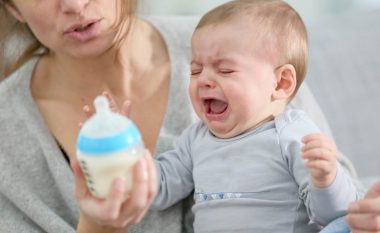 Një gabim gjatë përgatitjes së qumështit të përshtatur mund të rrezikojë shëndetin e bebes