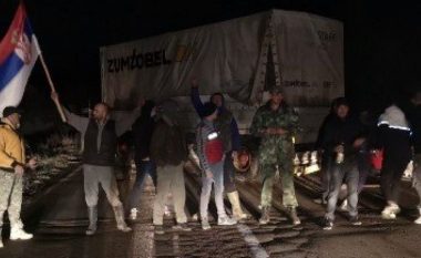 Serbët bllokojnë vendkalimin kufitar në Merdar nga pjesa e Serbisë