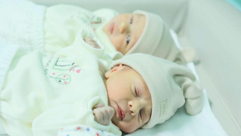 Prindërit e 36 mijë të porsalindurve kanë marrë bonusin e bebes në Shqipëri këtë vit