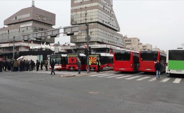 Autobusët janë stacionuar para Komunës së Shkupit, përfaqësuesit e kompanive kërkojnë takim me Kryeministrin