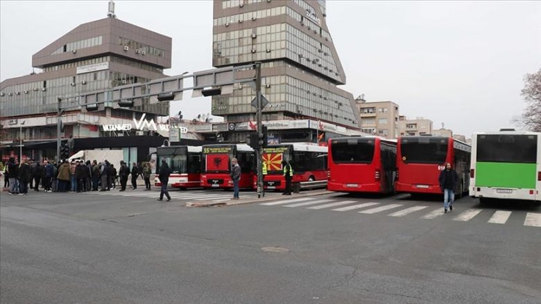 Autobusët janë stacionuar para Komunës së Shkupit, përfaqësuesit e kompanive kërkojnë takim me Kryeministrin