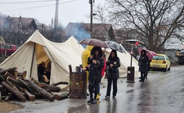 Vazhdon bllokada në veri, mbyllen edhe shkollat