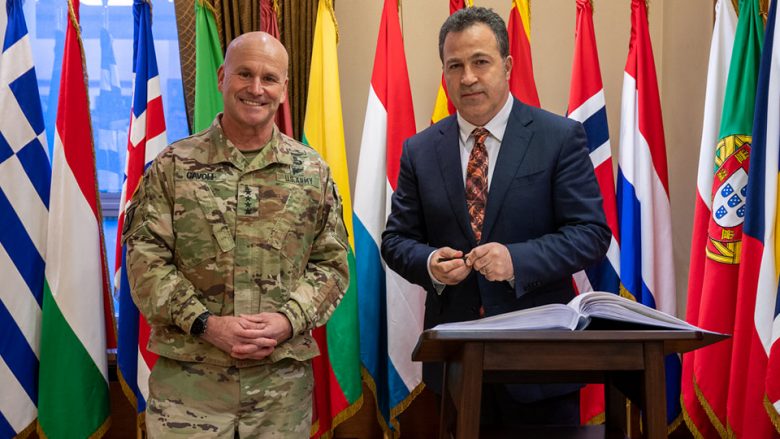 Ministri shqiptar i Mbrojtjes viziton Komandën Supreme të NATO-s