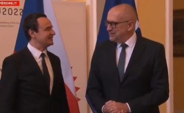 Kurti i dorëzon Presidencës Çeke aplikimin e Kosovës për anëtarësim në BE