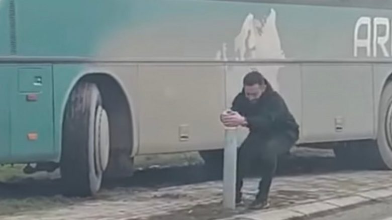 Arrestohet personi i cili dëmtoi shtyllat antiparking në Prishtinë, për ta parkuar autobusin
