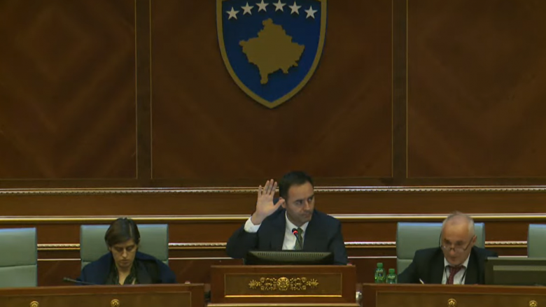 Ndryshe nga deputetët e VV-së, Konjufca abstenoi në votimin e dy projektligjeve  