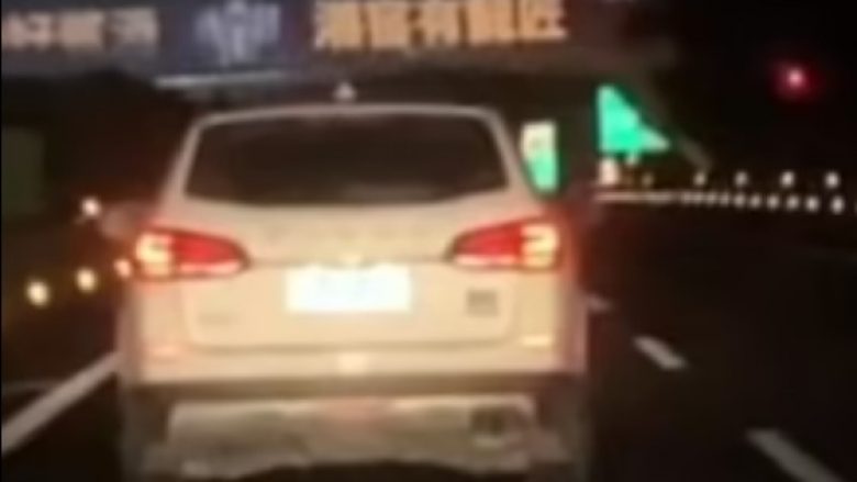 Shoferi në Kinë që pati probleme në makinë, e voziti për rreth 514 kilometra derisa i mbaroi karburanti