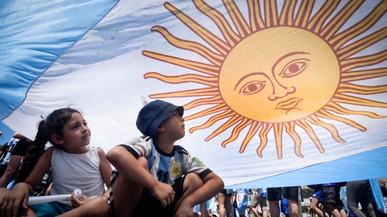 Cila është simbolika e diellit me fytyrë njeriu në flamurin e Argjentinës
