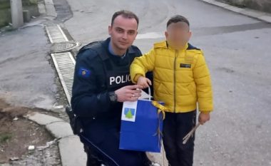 Policia e Kosovës shpërndan dhurata për fëmijët në Mitrovicë të Veriut