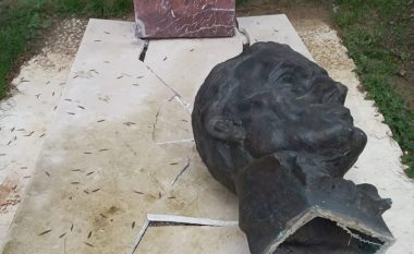 Dëmtohet busti dhe varri i Mit’hat Frashërit në Tiranë