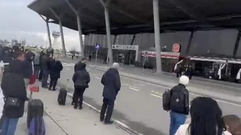 Aeroporti i Prishtinës: Udhëtarët dhe personeli janë evakuuar