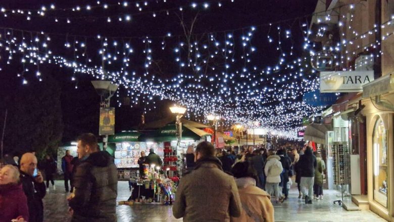 Ohri i mbushur me të turistë nga Bullgaria, Serbia, Shqipëria për pritjen e Vitit të Ri