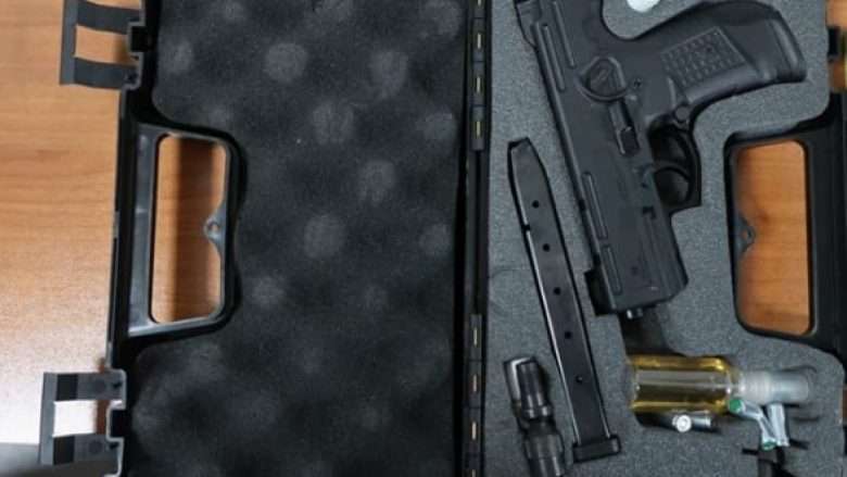 ​Policia gjen pistoletë në një valixhe në pikën kufitare Merdarë – arrestohet një person