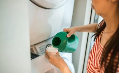 A dini të përdorni detergjentin e lëngshëm për larje të rrobave?
