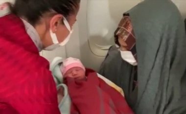 Pasagjerja nuk e dinte se ishte shtatzënë, lind në aeroplan derisa po udhëtonte nga Ekuadori për në Spanjë
