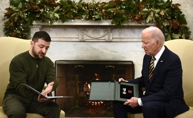 Dy presidentët në Shtëpinë e Bardhë – Zelensky i dhuron Bidenit medaljen e një ushtari ukrainas