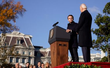 Macron gjatë takimit me Bidenin: Lufta në Ukrainë do të thotë se edhe një herë duhet të bëhemi ‘vëllezër në armë’