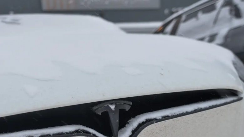 Një pronar i Tesla shpërndau videot e TikTok në lidhje me ndikimet e motit të ftohtë në veturën e tij