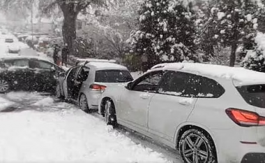 Bora në Britani shkakton rrëshqitje në rrugë – veturat përplasen me njëra tjetrën