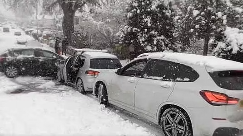 Bora në Britani shkakton rrëshqitje në rrugë – veturat përplasen me njëra tjetrën