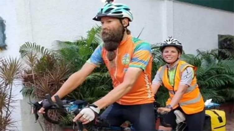 Çifti britanik shëtit globin me një biçikletë të përbashkët në 180 ditë