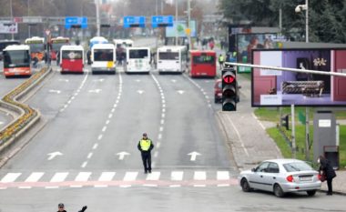 Qyteti i Shkupit: Policia t’i largojë autobusët privat nga rruga, shkaktojnë kaos