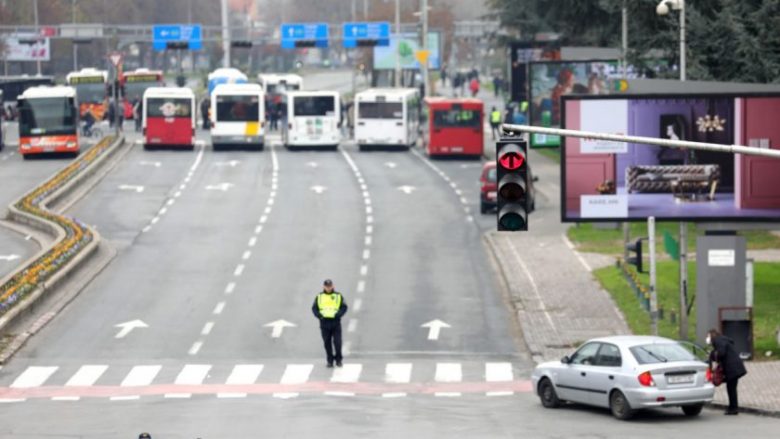 Qyteti i Shkupit: Policia t’i largojë autobusët privat nga rruga, shkaktojnë kaos