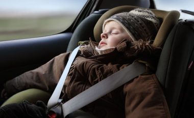 Xhaketa e dimrit nuk është zgjedhje e mirë për fëmijën në ulësen e veturës