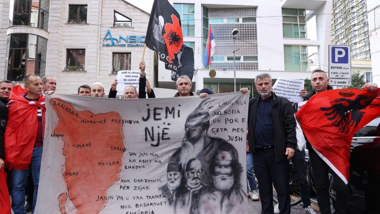 Tensionet në veri të Kosovës, qytetarët protestojnë para ambasadës serbe në Tiranë