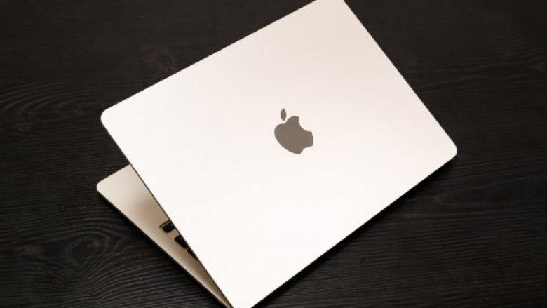 Një MacBook Air me një ekran 15.5 inç pritet në pranverë