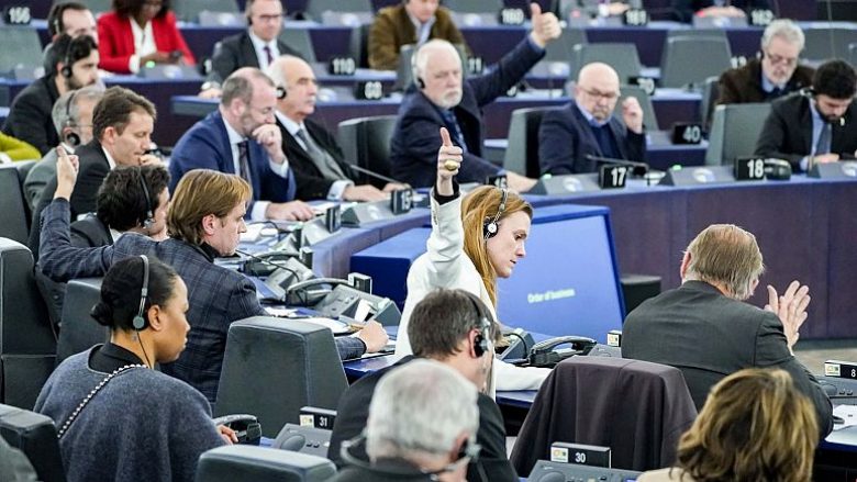 Skandali i korrupsionit, deputetët votojnë për të pezulluar qasjen e Katarit në Parlamentin Evropian