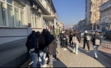Vrasja e 16-vjeçarit, protesta nga nxënësit e shkollës ekonomike para gjykatës në Tetovë
