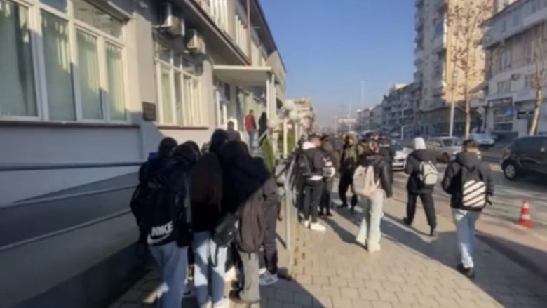 Vrasja e 16-vjeçarit, protesta nga nxënësit e shkollës ekonomike para gjykatës në Tetovë